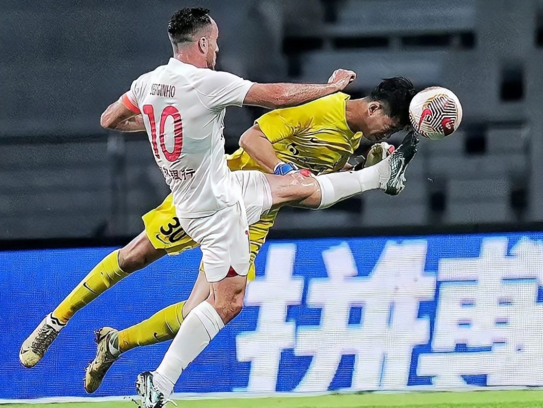 九游登录-热血对决！比赛场面激烈球员斗志昂扬的简单介绍