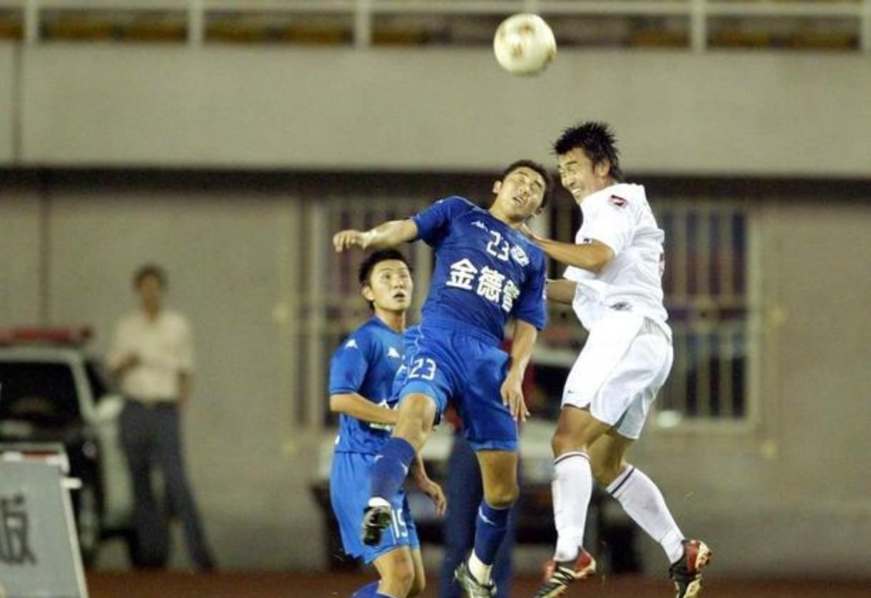 九游中国官网-球队在比赛中运用角球战术取得进球